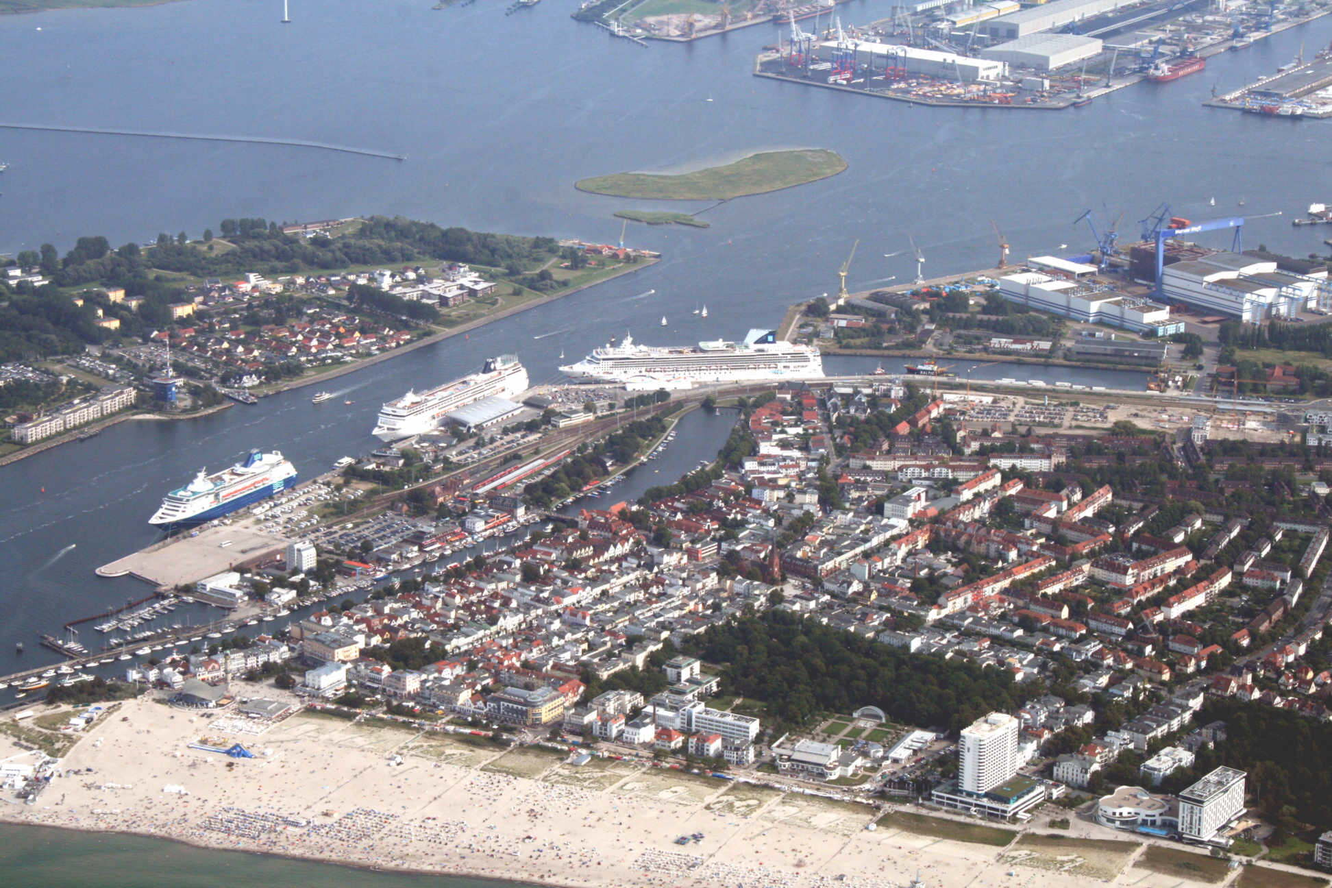 Rckflug ber Barth - Blick auf Rostock
